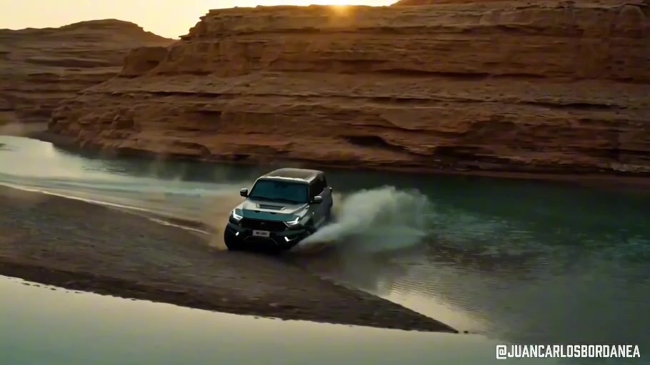 Vehículo todoterreno atravesando una nube de arena en el desierto