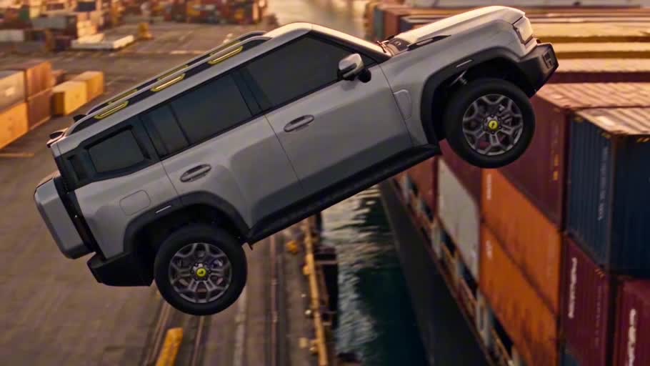 JETOUR en un salto entre contenedores en una escena del comercial