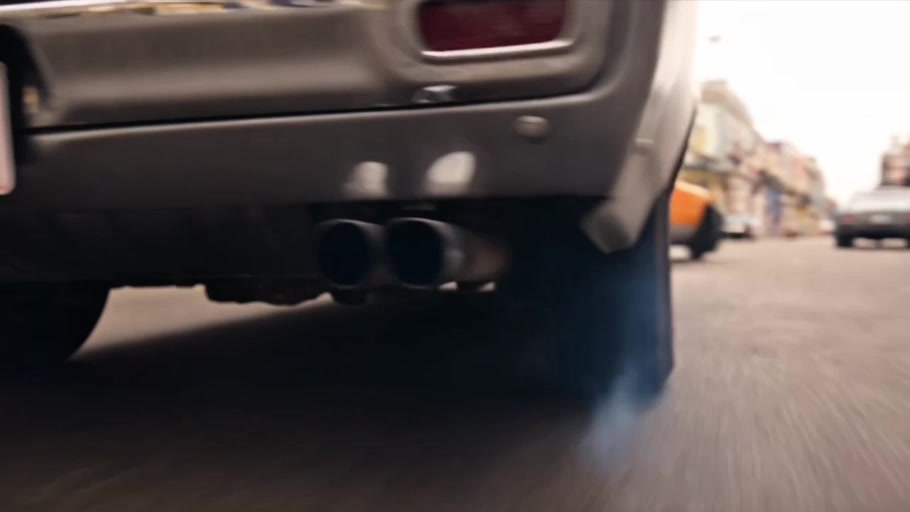 Persecución de coches clásicos en una calle tropical de PANAMA PARADISE